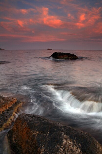 Coucher de soleil sur la côte rocheuse de la mer tropicale