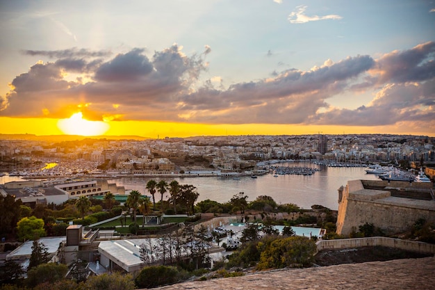 Coucher de soleil à couper le souffle sur la ville de La Valette, Malte