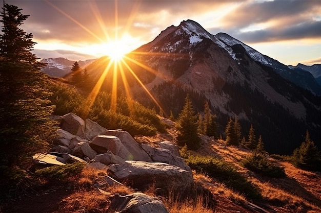 Le coucher de soleil sur la crête rocheuse dans le paysage montagneux