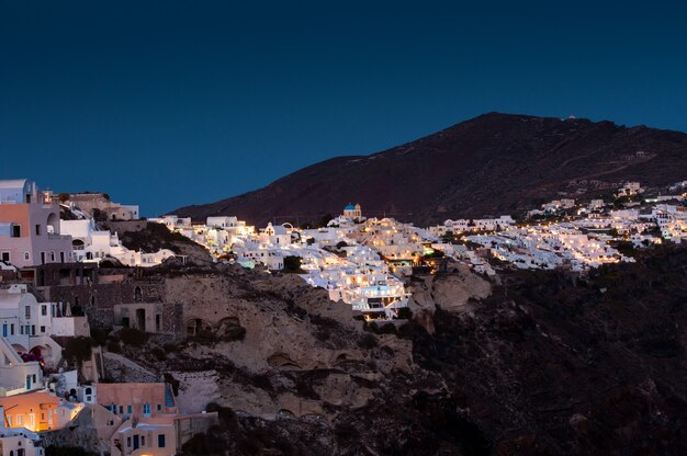 Coucher de soleil dans l'archipel de Santorin dans la ville d'Oia.