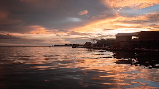 coucher de soleil dans la baie de l'île avec des nuages orange