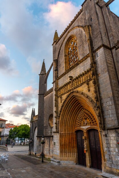 Photo coucher de soleil dans la cathédrale de lekeitio, pays basque