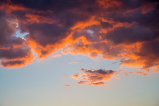 Coucher de soleil dans le ciel du Monténégro sur les hautes montagnes