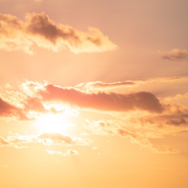 Photo le coucher de soleil dans le ciel et les nuages en arrière-plan