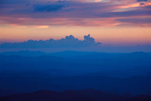 Coucher de soleil dans les collines