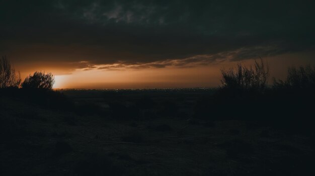 Un coucher de soleil dans le désert avec un ciel sombre et des nuages