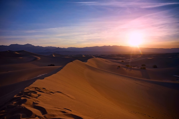 Coucher de soleil dans le désert du Sahara