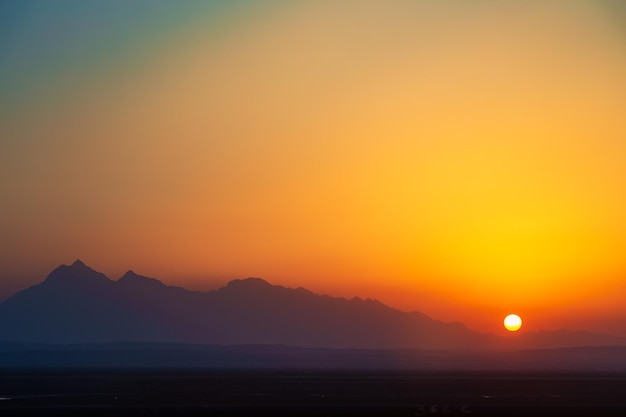 Le coucher de soleil dans le désert égyptien