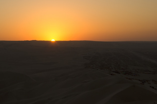 Photo coucher de soleil dans le désert de huacachina, pérou