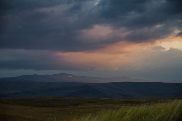 Coucher de soleil dans le désert, les rayons du soleil brillent à travers les nuages. Plateau Ukok de l'Altaï