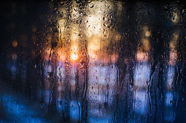 Coucher de soleil dans la forêt d'hiver à travers le verre embué