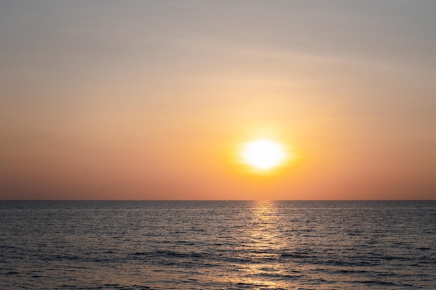 Coucher de soleil dans la mer avec ciel crépusculaire