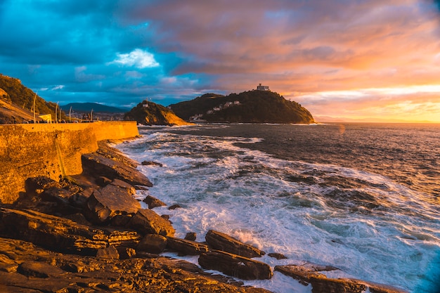 Coucher de soleil dans la mer de la ville de San Sebastián, Gipuzkoa. pays Basque