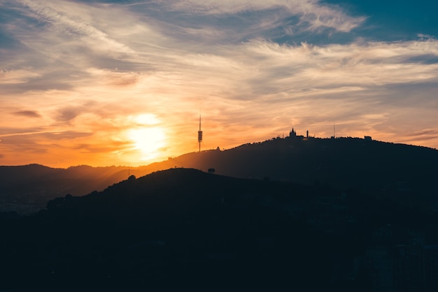 Un coucher de soleil dans la montagne avec la ville de Barcelone