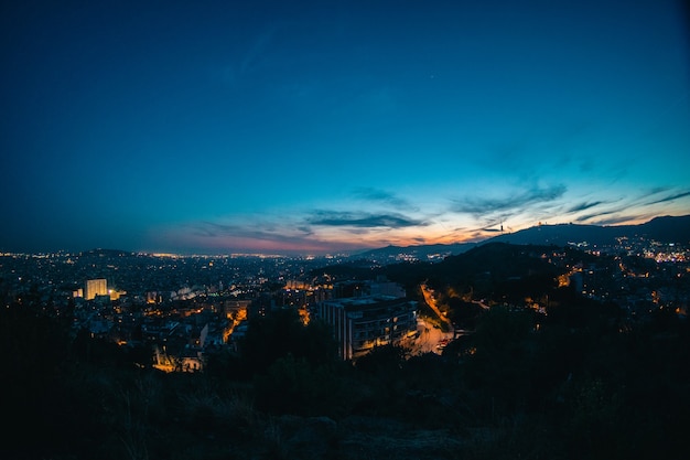 Un coucher de soleil dans la montagne avec la ville de Barcelone