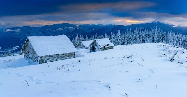 Coucher de soleil dans les montagnes d'hiver