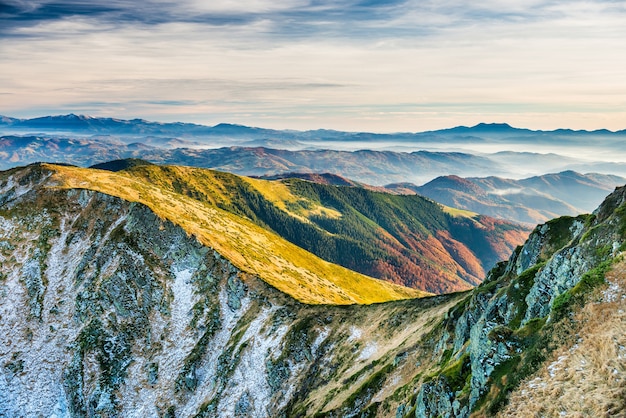 Coucher de soleil dans les montagnes. Paysage avec collines, ciel et nuages