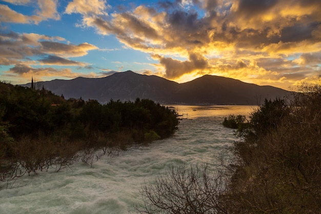 Coucher de soleil dans les montagnes avec un ruisseau orageux