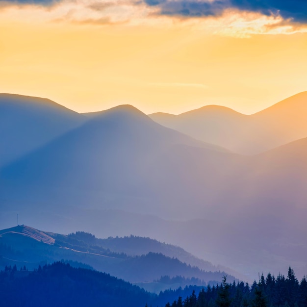 coucher de soleil dans les montagnes