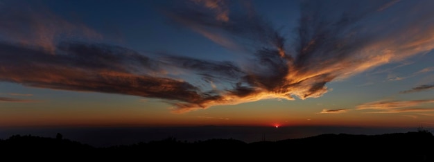 Coucher de soleil dans les montagnes