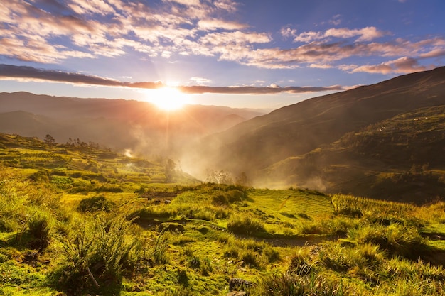 coucher de soleil dans les montagnes