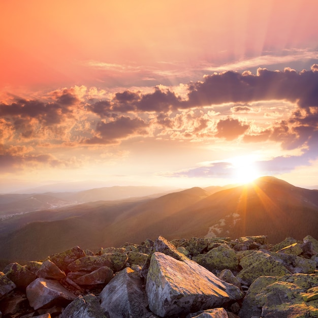 Coucher de soleil dans le paysage de montagnes ciel dramatique pierres colorées et rayons de soleil Carpates Ukraine