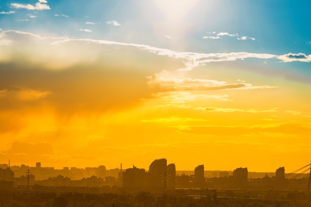 Coucher de soleil dans le paysage urbain du centre-ville de grande ville avec ciel coucher de soleil