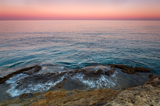 Coucher de soleil dans le Playazo de Rodalquilar. Parc naturel de Cabo de Gata. Espagne.