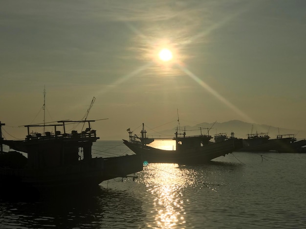 Le coucher de soleil dans le port indonésien