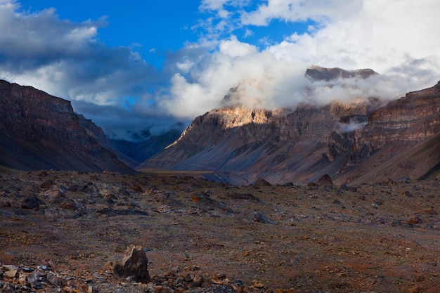 Coucher de soleil dans la vallée de l'Himalaya Spiti