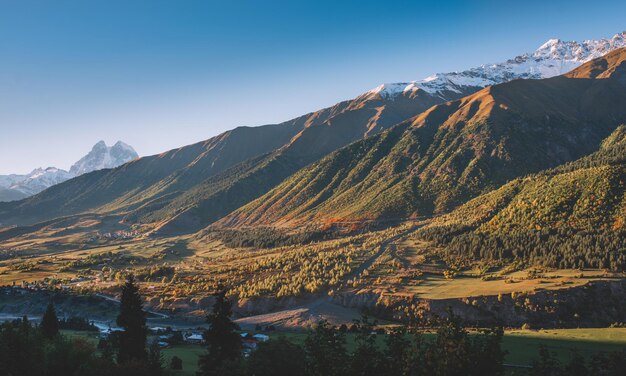 Coucher de soleil dans le village de montagne