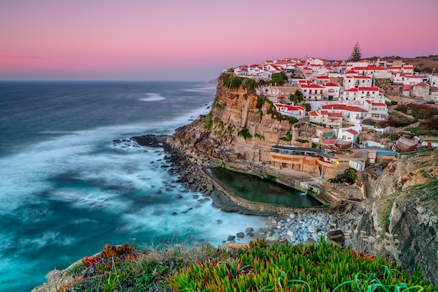 Coucher De Soleil Dans La Ville Azenhas Do Mar. Avec Piscine Naturelle.