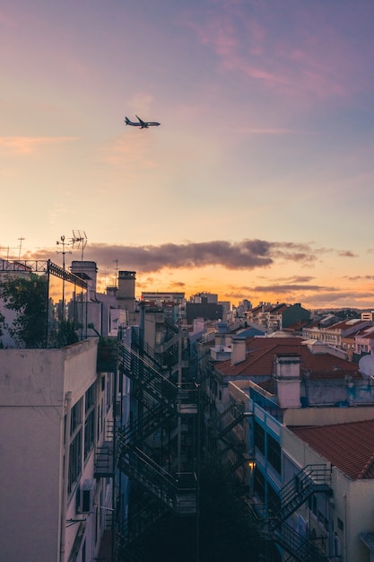 Coucher de soleil dans la ville en haut d'un immeuble