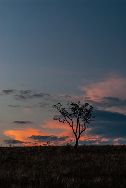 Le coucher de soleil dans les villes montagneuses du Minas Gerais au Brésil