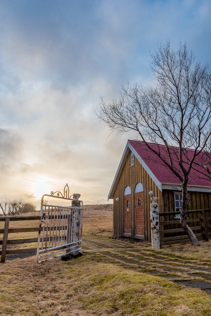 Coucher de soleil sur les dépendances de l&#39;église historique de Kalfafellsstadur en Islande