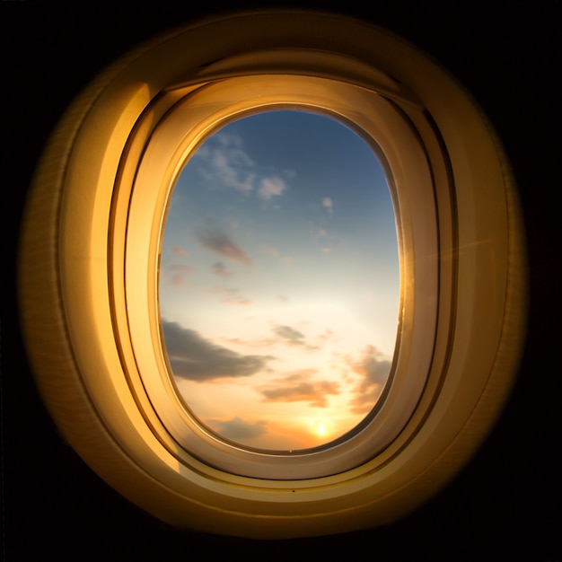 Coucher de soleil depuis la fenêtre de l'avion, carré recadré