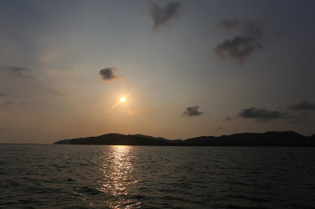 Coucher de soleil depuis l'île dans la mer.