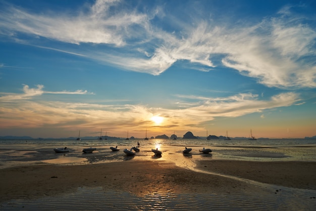 Coucher de soleil depuis la plage de Tubkaak, Krabi, Thaïlande.