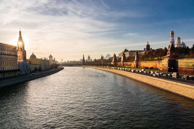 Coucher de soleil depuis le pont Bolchoï Moskvoretski vers le Kremlin, la rivière et la ville de Moscou.
