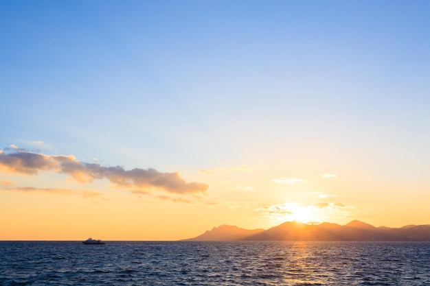 Photo coucher de soleil depuis le port de cannes france