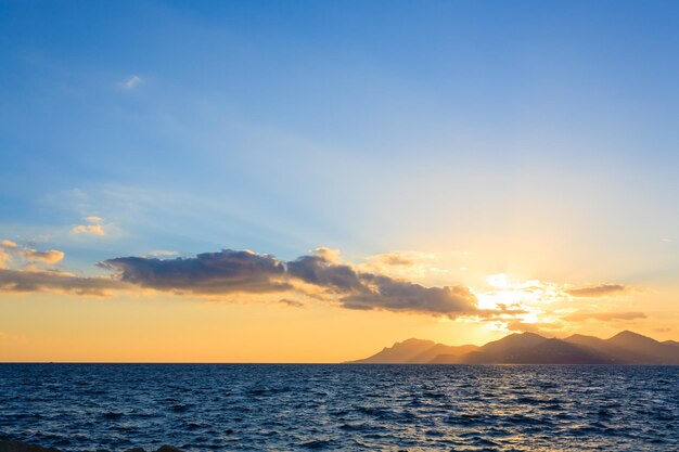 Photo coucher de soleil depuis le port de cannes france