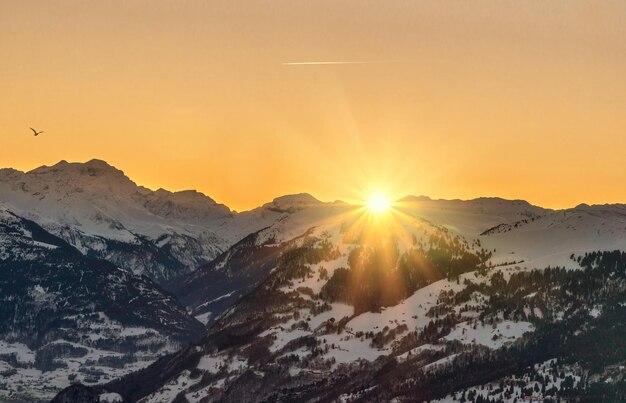 Le coucher de soleil derrière les montagnes suisses