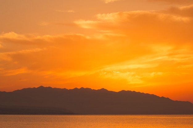 Coucher De Soleil Doré En Crète Avec Des Nuages. Vue Sur Réthymnon