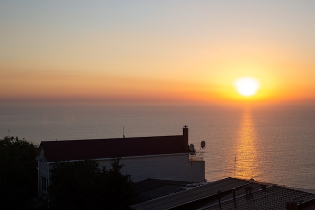 Coucher de soleil doré sur la mer près du port et de la ville