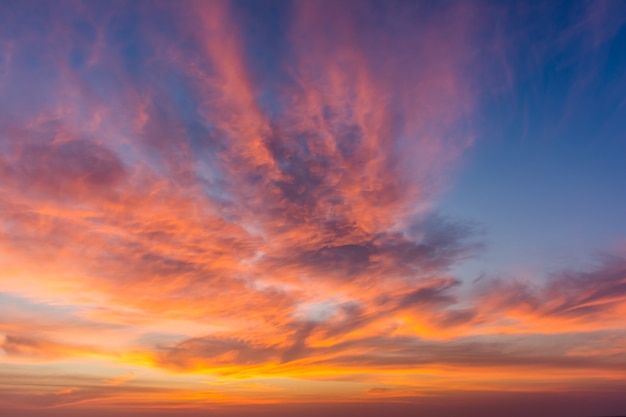 Photo coucher de soleil dramatique et ciel de lever de soleil