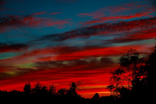 Photo coucher de soleil dramatique et le lever du soleil. coloré de cloudscape