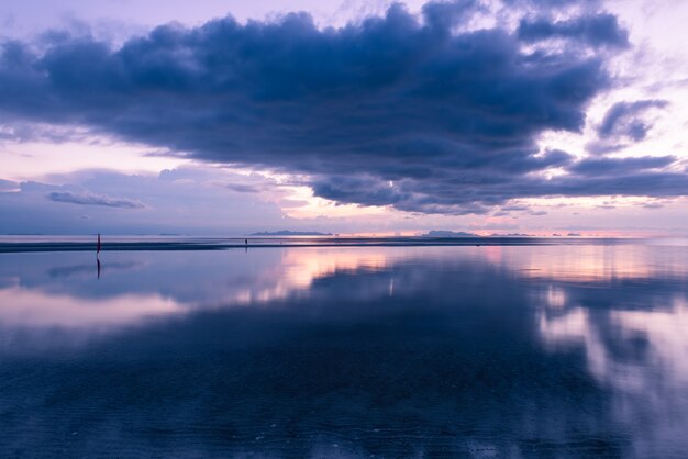 Coucher de soleil dramatique tropicale grosse pluie nuage ciel bleu et mer