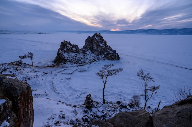 Le coucher de soleil du rocher de Shamanka l'île d'Olkhon hiver enneigé et glacé