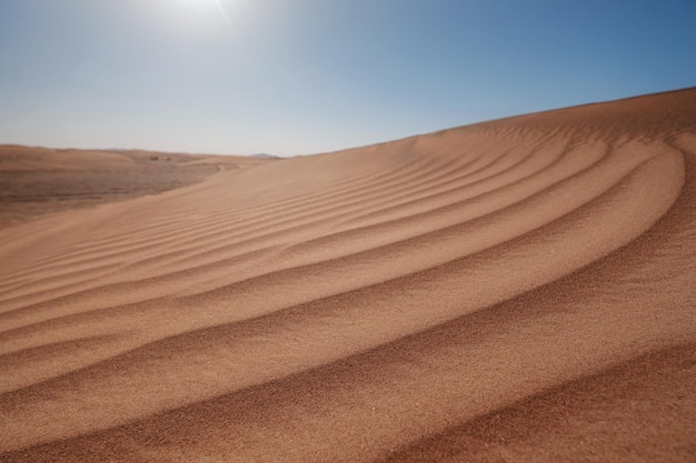 Coucher de soleil sur les dunes de sable dans le désert