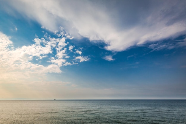 Coucher de soleil dynamique sur une mer calme en été